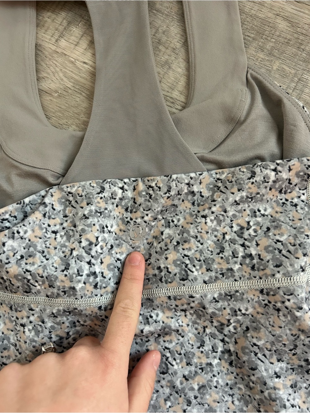 Lululemon Scoop Neck Tank *Luon Petite Fleur Silver Spoon / Ambient Grey size 6 - Picture 6 of 7